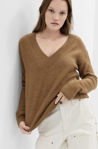 Gap sweater